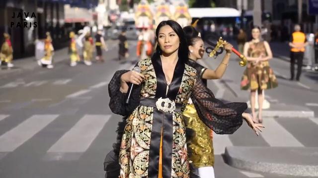 Anggun C. Sasmi di acara Shopee Java in Paris.
