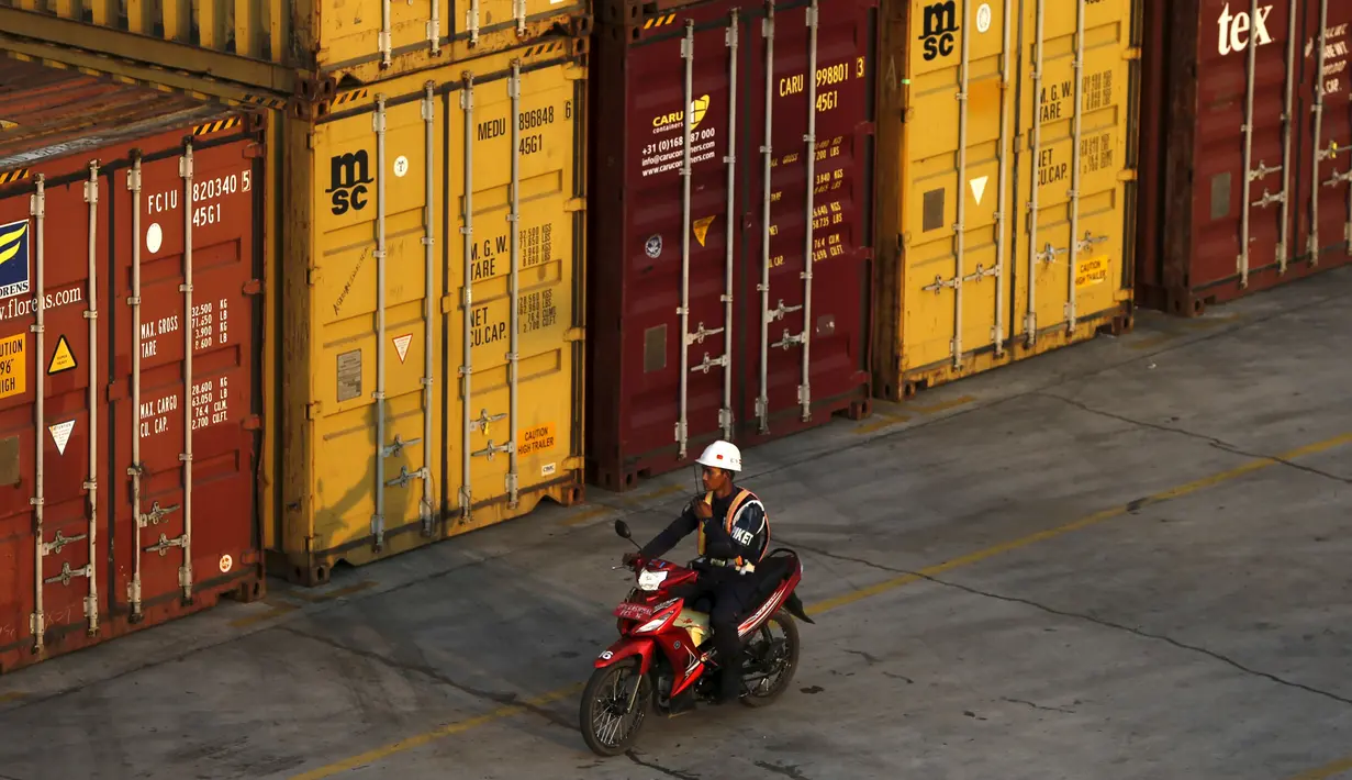 Petugas keamanan berjaga di Terminal Peti Kemas Koja pelabuhan Pelabuhan Tanjung Priok, Jakarta (5/8/2015). Hingga semester I, ekonomi Indonesia hanya tumbuh 4,7 persen, turun dari periode yang sama tahun lalu sekitar 5,17 persen. (REUTERS/Beawiharta)