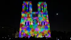 Sebuah foto pada 20 Oktober 2018 menunjukkan Gereja Katedral Notre Dame selama pertunjukan cahaya berjudul "Dame de Coeur" di Paris, Prancis. Pertunjukan cahaya tersebut bagian dari perayaan seratus tahun Perang Dunia I. (Photo by Ludovic MARIN/AFP)