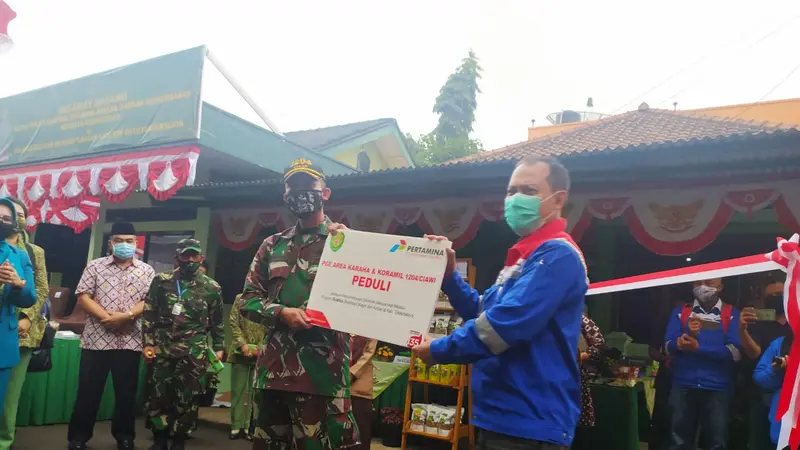 Area Manager PGE Area Karaha Roy Bandoro tengah memberikan simbolis bantuan CSR kepada Danramil Ciawi Kapten Deni Zenal Mutaqin dalam prorgam pemberdayaan ulat maggot dan azola.