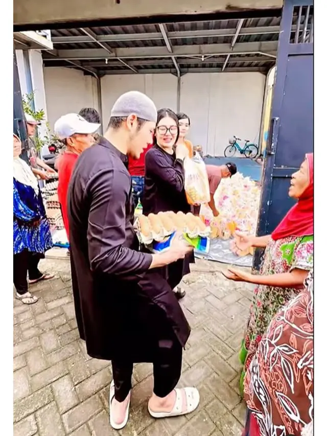 Potret 6 Seleb Bagi-Bagi Hampers ke Warga Jelang Lebaran, Banjir Pujian