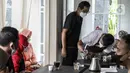 Praktisi (tengah) mengajar pembuatan kopi kepada anak berkebutuhan khusus di The Home, Cilandak, Jakarta, Selasa (11/1/2022). Belajar membuat kopi merupakan salah satu pelatihan khusus yang disesuaikan dari minat anak berkebutuhan khusus setelah selesai pendidikan di SLB. (Liputan6.com/Johan Tallo)