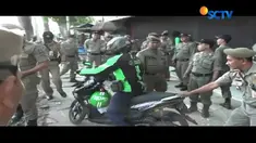 Bulan tertib trotoar hari kedua di kawasan Jatinegara masih didominasi pelanggaran oleh ojek online yang menunggu penumpang. 