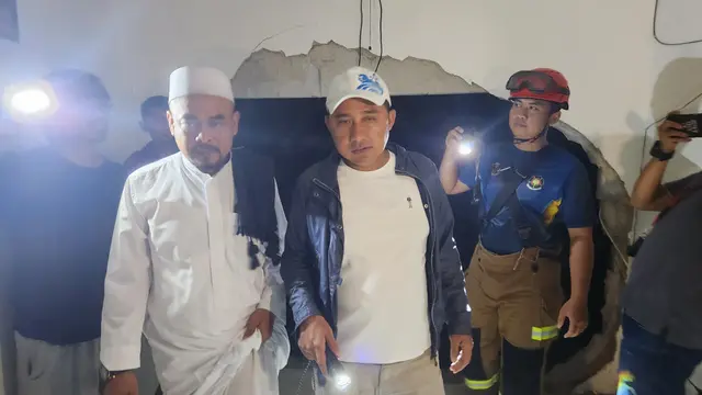 Wakil Wali Kota Depok, Chandra Rahmansyah melihat langsung kondisi banjir di Perumahan RGS, Pancoran Mas, Depok, Sabtu malam (8/3/2025). (Liputan6.com/Dicky Agung Prihanto)