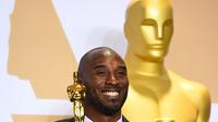 Kobe Bryant berpose sambil memegang Piala Oscar 2018 usai meraih penghargaan di Academy Awards ke-90 di Hollywood, California (3/4). "Dear Basketball" merupakan film animasi pendek yang diangkat dari puisi Kobe Bryant. (Jordan Strauss / Invision / AP)