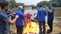 Manusia silver tewas tenggelam di Sungai Cisadane. (Liputan6.com/Pramita Tristiawati)
