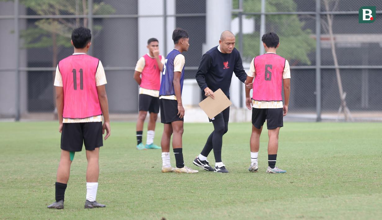 Pelatih Timnas Indonesia U-16, Nova Arianto memberikan arahan kepada anak asuhnya saat internal gim dalam sesi latihan di lapangan latihan Jakarta International Stadium (JIS), Jakarta, Minggu (31/03/2024) sore. (Bola.com/Abdul Aziz)