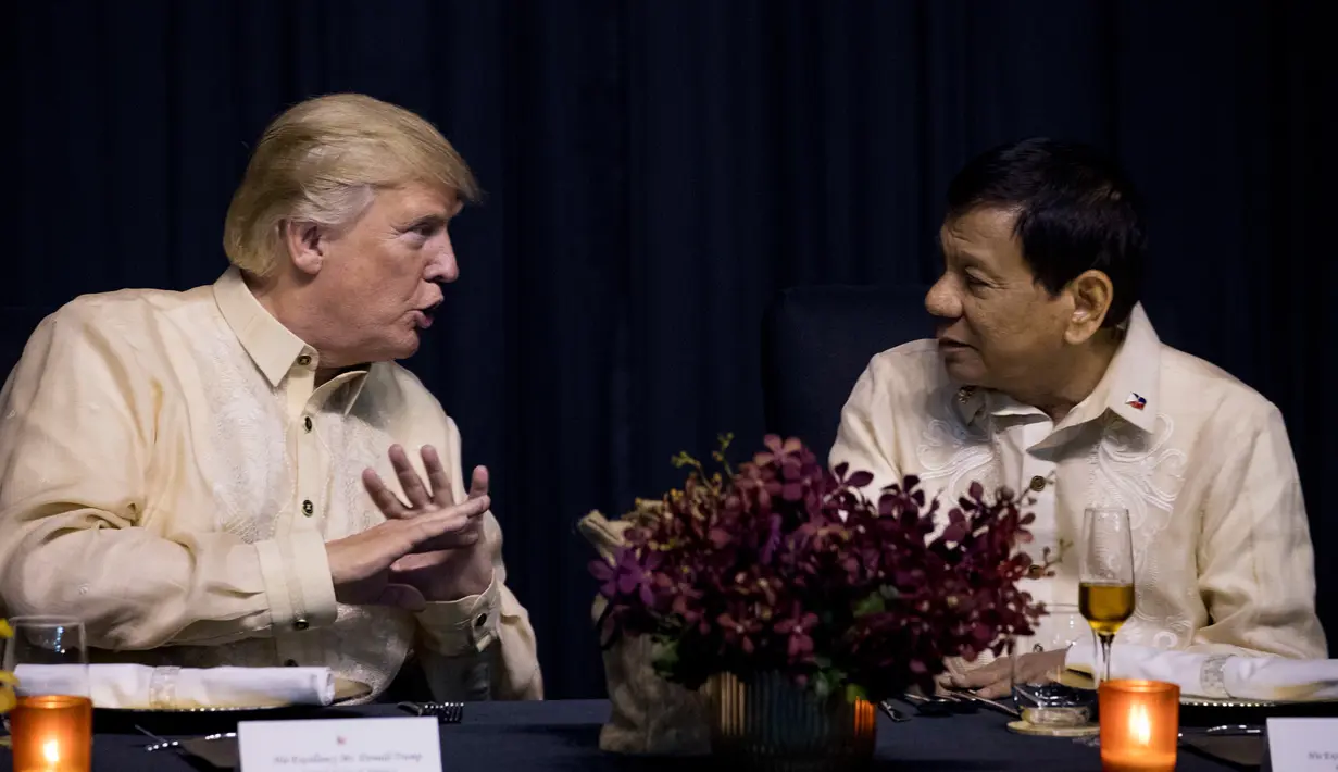 Keakraban Presiden AS, Donald Trump dan Presiden Filipina, Rodrigo Duterte dalam acara makan malam bersama konferensi ASEAN ke-31 di Manila, Minggu (12/11). Trump dan Duterte berbincang mengenai sejumlah isu. (AP Photo/Andrew Harnik)