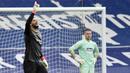 Alisson Becker - Kiper Liverpool ini baru saja mencatatkan namanya di papan skor pertandingan di Liga Inggris. Alisson menjadi pahlawan kemenangan Liverpool setelah sundulannya merobek gawang West Brom dan membuat timnya menang 2-1. (AP/Rui Vieira, Pool)