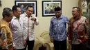 Agus Rahardjo (kedua kanan) bersama pimpinan KPK lainnya sebelum mengikuti Rapat Dengar Pendapat (RDP) dengan Komisi III DPR di Kompleks Parlemen, Senayan, Jakarta, Senin (11/9). (Liputan6.com/Johan Tallo)