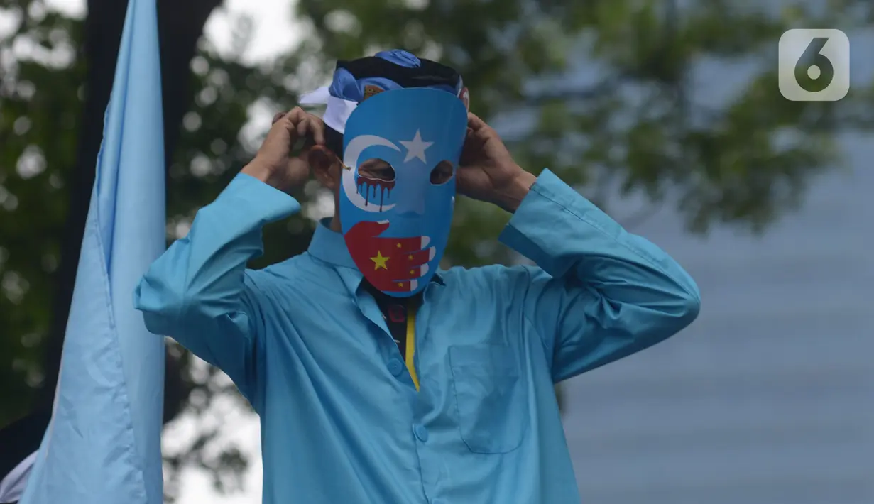 Massa sejumlah ormas Islam melakukan aksi bela Uighur di depan Kedutaan Besar China, kawasan Kuningan, Jakarta, Jumat (27/12.2019). Mereka memprotes dugaan pelanggaran Hak Asasi Manusia (HAM) oleh pemerintah China kepada etnis muslim Uighur di Xinjiang. (Merdeka.com/Imam Buhori)