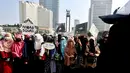 Komunitas Niqab Squad saat melakukan Challenge kepada pengunjung CFD untuk mengenakan Niqab di kawasan Bundaran HI, Jakarta, Minggu (10/9). Selain melakukan Challenge kegiatan ini juga mengumpulkan donasi untuk Etnis Rohingnya. (Liputan6.com/Johan Tallo)