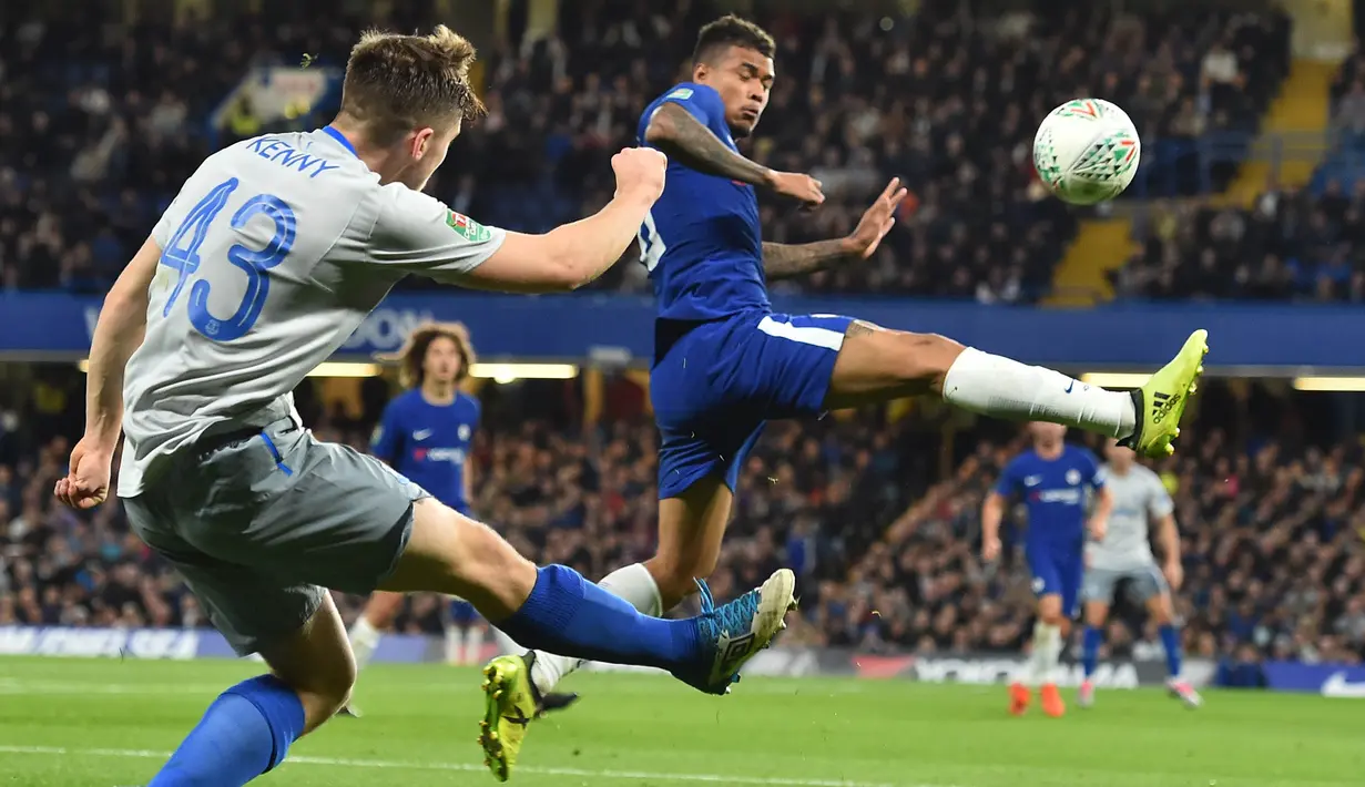 Gelandang Everton, Jonjoe Kenny, melepas umpan saat melawan Chelsea pada laga Piala Liga di Stadion Stamford Bridge, London, Rabu (25/10/2017). Chelsea menang 2-1 atas Everton. (AFP/Glyn Kirk)