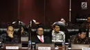 Pimpinan DPD Oesman Sapta Odang (tengah) bersama Wakil Pimpinan DPD saat Rapat Paripurna DPD di Jakarta, Jumat (5/10). BPK menyampaikan IHPS I 2018 kepada DPD sebagaimana diatur dalam Pasal 18 UU Nomor 15 Tahun 2014. (Liputan6.com/JohanTallo)
