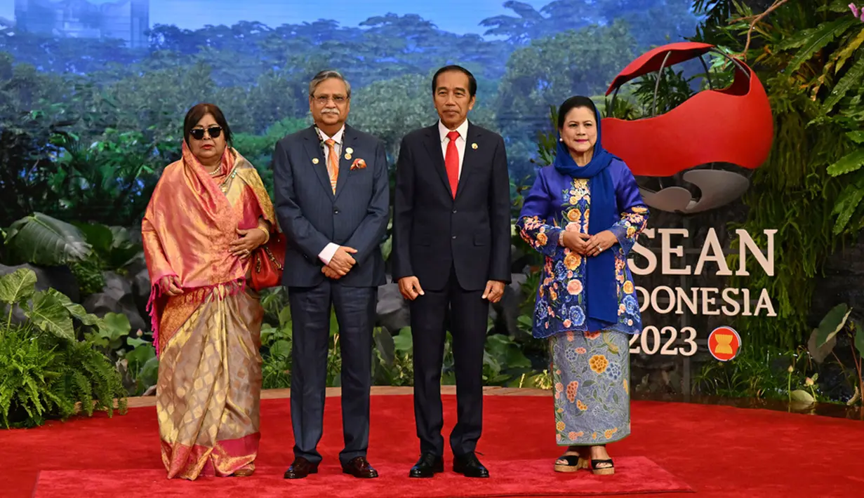 Presiden Indonesia Joko Widodo atau Jokowi (kedua kanan) dan Ibu Negara Iriana (kanan) menyambut Presiden Bangladesh Mohammed Shahabuddin (kedua kiri) dan istrinya Rebecca Sultana (kiri) setibanya mereka pada acara KTT ke-43 ASEAN di Jakarta, Indonesia, Selasa (5/9/2023). (Adek Berry/Pool Photo via AP)
