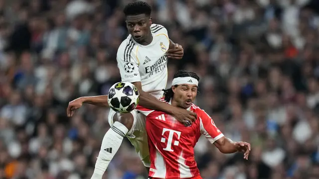 Pemain Real Madrid Aurelien Tchouameni (atas) dan pemain Bayern Munchen Serge Gnabry