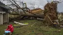 Sebuah pohon tumbang usai dihantam badai di Warren County, AS, Rabu (1/3). Sejumlah rumah rusak berat usai dihantam badai yang dikenal dengan istilah supercells itu. (AP Photo/ Austin Anthony)