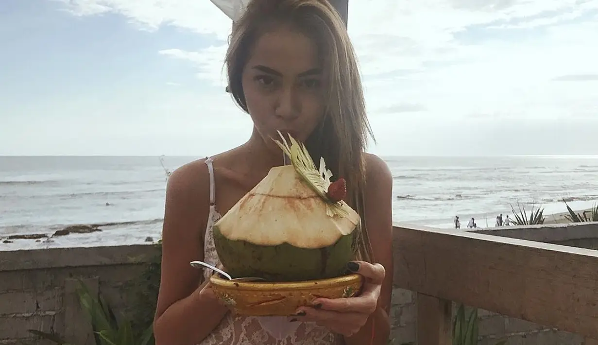 Ibu dari Mohammad Zinedine Elyaz Ibrahim ini memang sangat menyukai pantai. Ia kerap kali mengunjungi pantai-pantai bagus. Salah satu pantai yang pernah dikunjungi Baby Jovanca adalah pantai Canggu yang berada di Bali. (Liputan6.com/IG/@babyjvnc)