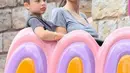 Melansir People (26/5/2017), Jolie dan anak-anaknya merayakan ulang tahun Shiloh yang ke-11 di Disneyland. Kebahagiaan pun terpancar dari wajah mereka meskipun Pitt tidak ikut serta bersama mereka.  (Twitter/joliestweet)