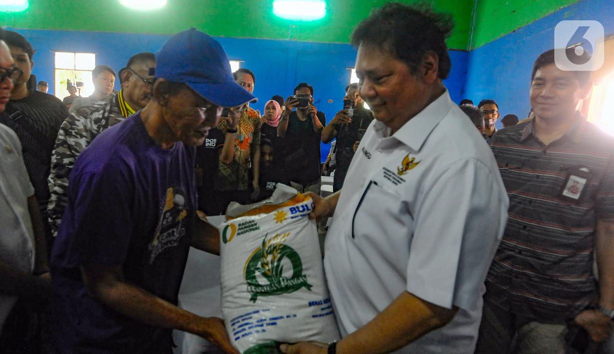 Menteri Koordinator Bidang Perekonomian Airlangga Hartarto menyalurkan Bantuan Langsung Tunai (BLT) El Nino di Kelurahan Pabuaran, Cibinong, Kabupaten Bogor, Jawa Barat, Sabtu (6/1/2024). Airlangga menjelaskan bahwa BLT El Nino merupakan bantuan khusus bagi penerima manfaat yang terdampak kekeringan. (merdeka.com/Arie Basuki)