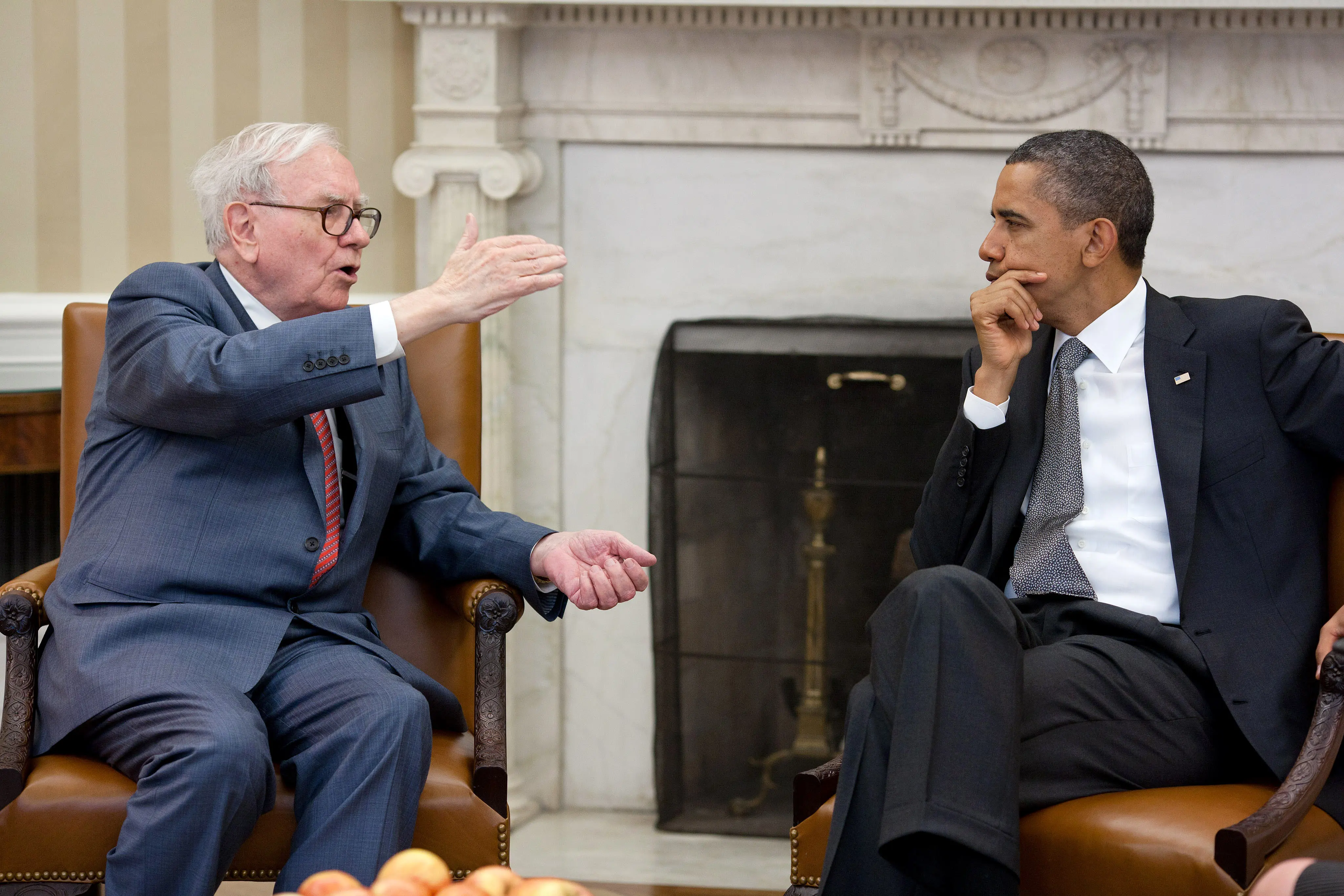 Warren Buffet (kiri) saat bertemu dengan Barack Obama (Wikimedia Commons)