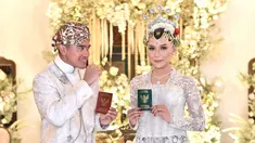 Putra bungsu Presiden Joko Widodo, Kaesang Pangarep, dan Erina Gudono memamerkan buku nikah seusai akad nikah di Pendopo Agung Kedaton Ambarrukmo, Royal Ambarrukmo, Sleman, DI Yogyakarta, Sabtu (10/12/2022). Setelah akad, Kaesang dan Erina akan menggelar tasyakuran atau resepsi di Pura Mangkunegaraan pada, Minggu 11 Desember 2022. (FOTO: Agus Suparto/Biro Pers Istana Kepresidenan)