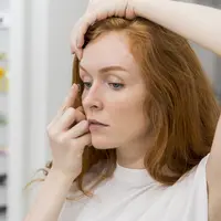 Ilustrasi Memakai Softlens Credit: freepik.com