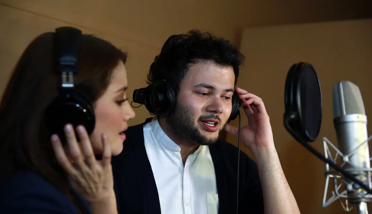 Wanita cantik pemilik nama Nur Fazura Sharifuddin ini mengawali karir di ranah akting. Namanya pun sudah tidak asing lagi di dunia entertainment Malaysia. (Deki Prayoga/Bintang.com)