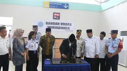 Presiden Joko Widodo menandatangani prasasti Bandara Wiriadinata Tasikmalaya, Jawa Barat (27/2). Bandara tersebut sudah terlihat nyaman, dan ada tiga counter untuk chekin dengan jumlah kursi yang bisa menampung 120 penumpang. (Liputan6.com/Angga Yuniar)