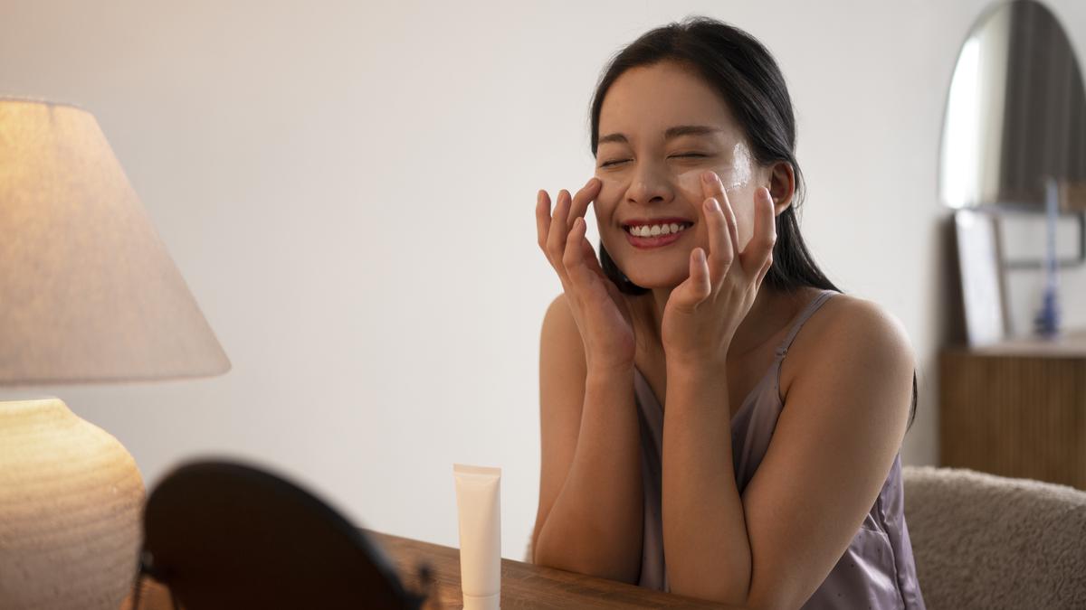Rawat Kulit, Jaga Bumi! Tips Mudah Kurangi Sampah dari Rutinitas Skincare Harianmu