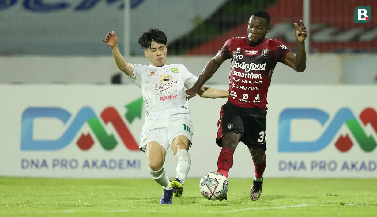 Gelandang berkebangsaan Jepang itu memang termasuk pemain yang tampil konsisten selama kompetisi. Dia menjadi fenomena lantaran langsung moncer bersama Bajul Ijo di musim perdananya berlaga di BRI Liga 1. (Bola.com/M Iqbal Ichsan)