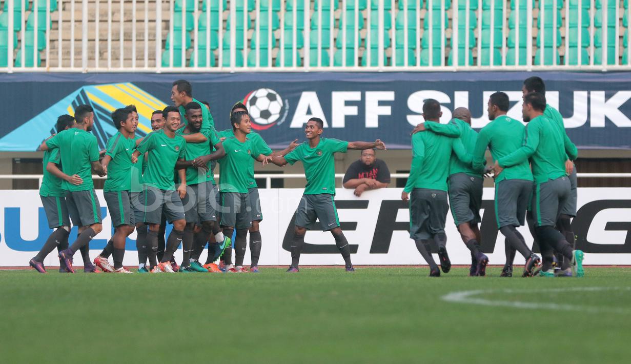 Pemain Timnas Indonesia menikmati sesi latihan sambil berpelukan pada sesi uji coba lapangan jelang leg pertama Final Piala AFF 2016  di Stadion Pakansari, Bogor (13/12/2016).  (Bola.com/Nicklas Hanoatubun)