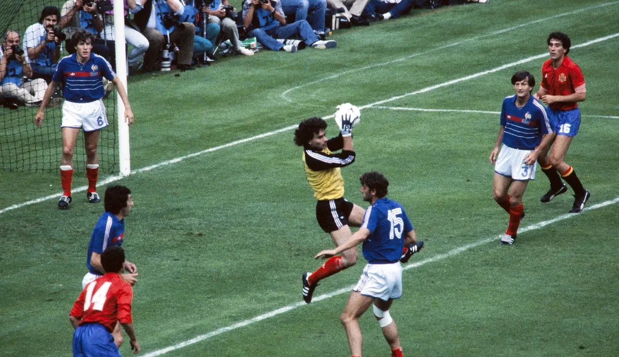 Joel Bats - Penjaga gawang Timans Prancis ini mencatat cleansheet sebanyak tiga kali selama putaran final Euro. Dengan waktu 480 menit, ia hanya mencatat empat kali kebobolan ketika Euro 1984. (Foto: AFP/Staff)