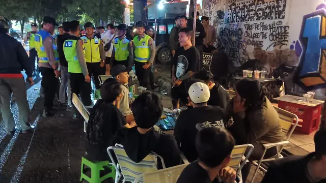 Polisi tertibkan kopi pangku di Kudus