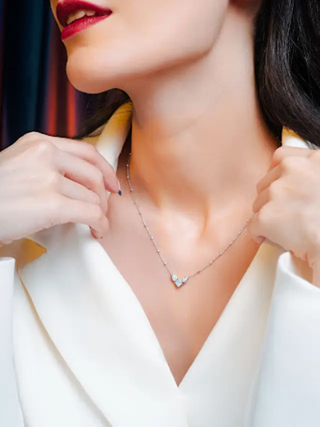 Pendant with Chain Mondial