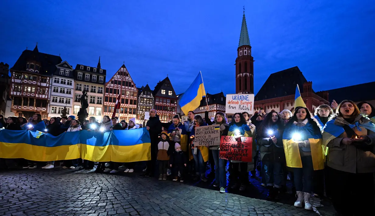 Para demonstran mengambil bagian dalam unjuk rasa untuk mendukung Ukraina, untuk menandai tahun ketiga invasi militer Rusia ke Ukraina, di Frankfurt, Jerman pada 24 Februari 2025. (Foto: AFP)
