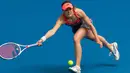 Petenis Alize Cornet mengembalikan bola pukulan petenis Jerman, Angelique Kerber selama pertandingan tunggal putri sesi ketujuh hari kelima turnamen tenis Piala Hopman di Perth (3/1). Alize Cornet asal Prancis berusia 28 tahun. (AFP Photo/Tony Ashby)