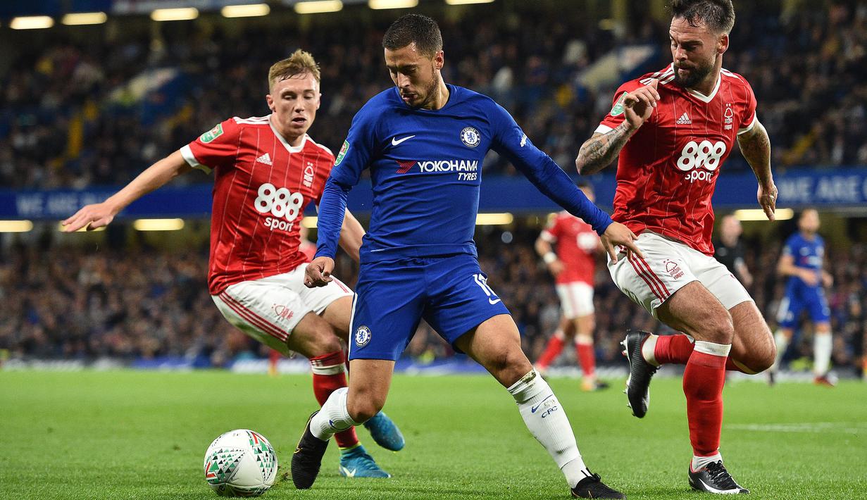 Gelandang Chelsea, Eden Hazard, berusaha melewati gelandang Nottingham Forest, Tom Naylor, pada laga Piala Liga di Stadion Stamford Bridge, London, Rabu (20/9/2017). Chelsea menang 5-1 atas Forest. (AFP/Glyn Kirk)