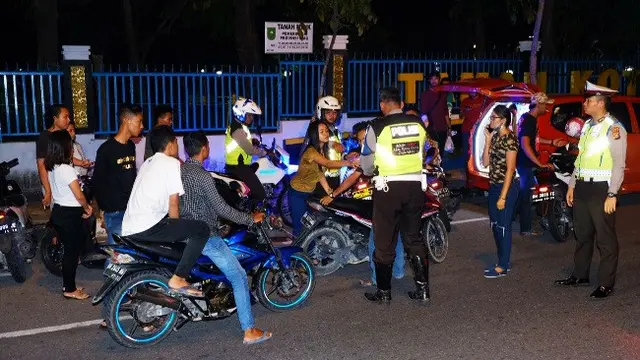 Polisi di Pekanbaru memeriksa surat kendaraan yang digunakan remaja untuk berkeliaran di malam Ramadan.