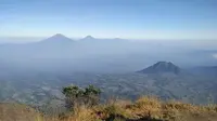 Melihat gunung-gunung lain dari Puncak Merbabu