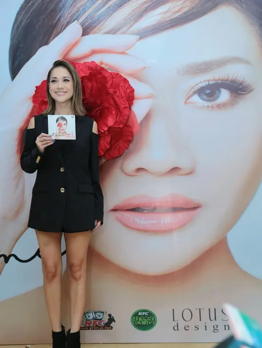 "5 tahun tentu sebuah waktu yang lama pada saat itu aku meyakini setiap perjalanan karier pasti ada up and down," ujar BCL di KFC Kemang, Jakarta Selatan, Rabu (12/7). (Adrian Putra/Bintang.com)