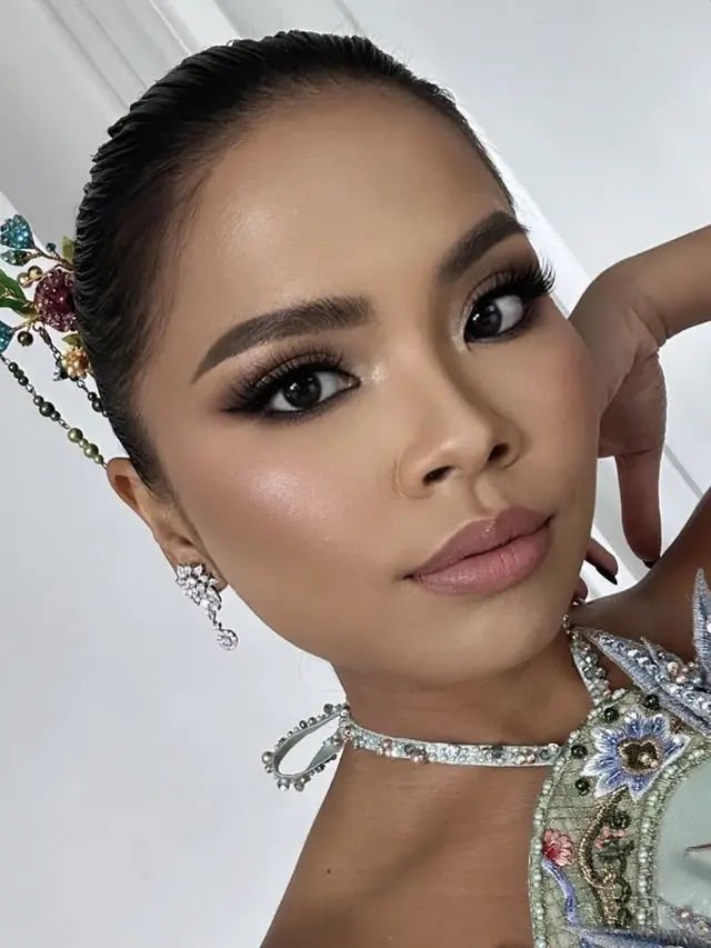 Felicia Hutapea Kenakan Cheongsam saat Upacara Sangjit Kedua Saudara Laki-lakinya. [@feliciahutapeaaa]