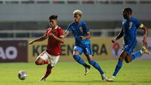 Pemain Timnas Indonesia, M. Ramadhan Sananta (kiri) berusaha melewati pemain Timnas Curacao&nbsp;saat laga FIFA Match Day antara Timnas Indonesia melawan Timnas Curacao di Stadion Pakansari, Bogor, Selasa (27/09/2022). (Bola.com/Muhammad Iqbal Ichsan)