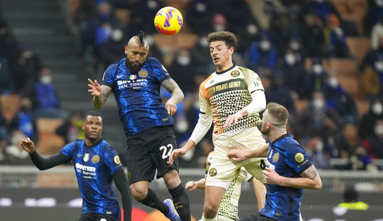 Pemain Inter Milan Arturo Vidal (kiri) dan pemain Venezia Ethan Ampadu melakukan sundulan pada pertandingan sepak bola Liga Italia di Stadion San Siro, Milan, Italia, 22 Januari 2022. Inter Milan menang 2-1. (AP Photo/Luca Bruno)