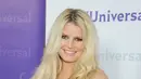 Jessica Simpson tak lepas dari cemoohan masyarakat saat hamil. Kala itu ia tengah mengandung anak kembarnya yakni Maxwell dan Ace. (Getty Images/StyleCaster)