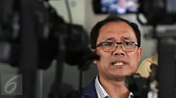 Pengacara mucikari artis O dan F, Osner Johnson Sianipar, memberikan keterangan di Mabes Polri, Jakarta, Selasa (5/1/2016). Osner membantah pernyataan Nikita Mirzani yang mengaku sama sekali tidak mengenal O dan F. (Liputan6.com/Immanuel Antonius)