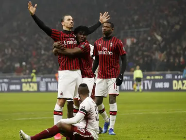 Penyerang AC Milan, Zlatan Ibrahimovic (kiri) berselebrasi setelah mencetak gol ke gawang Torino pada pertandingan perempat final Coppa Italia di stadion San Siro, Milan (28/1/2020). AC Milan menang 4-2 atas Torino dan melaju ke babak semifinal melawan Juventus. (AP Photo/Antonio Calanni)