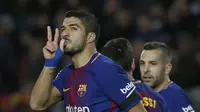 Gaya selebrasi pemain FC Barcelona, Luis Suarez usai membobol gawang Deportivo Deportivo Coruna pada lanjutan La Liga Santander di Camp Nou stadium, Barcelona, (17/12/2017). Barcelona menang 4-0. (AP/Manu Fernandez)
