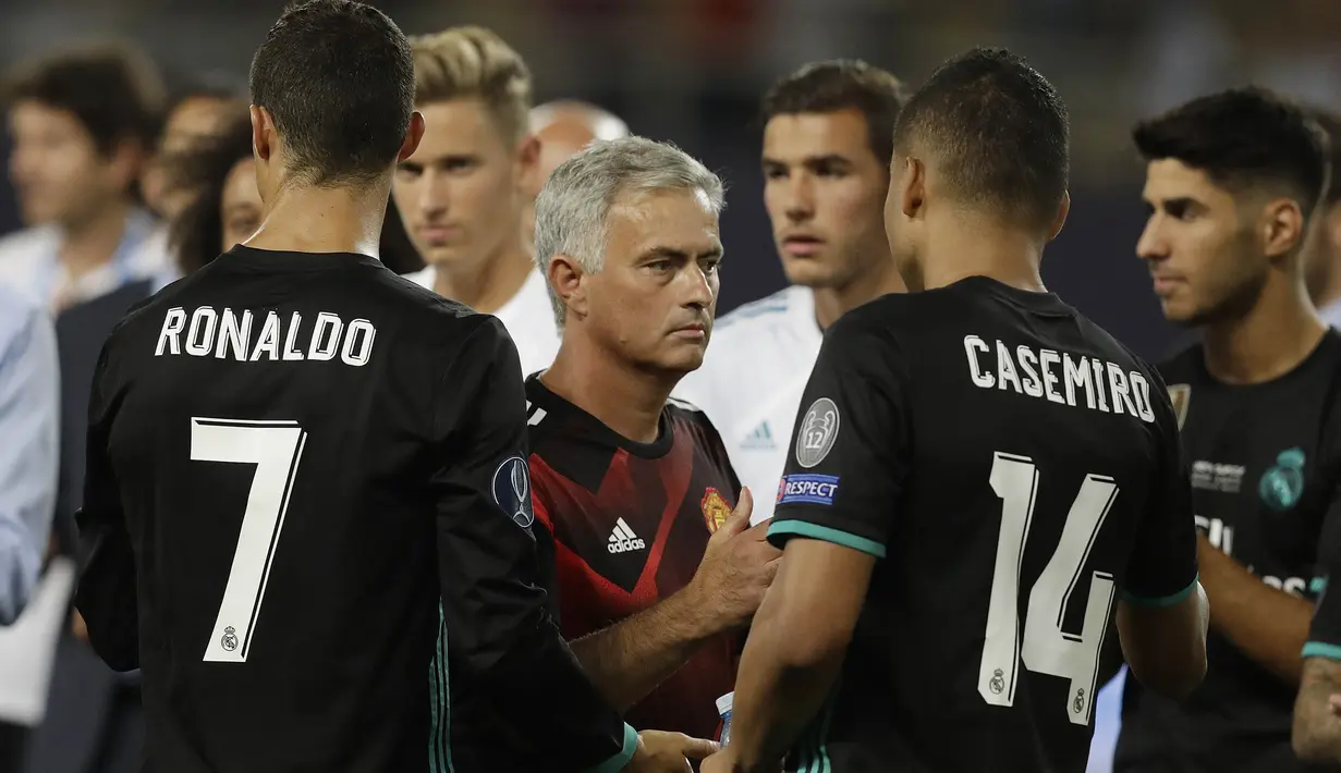 Pelatih Manchester United, Jose Mourinho, memberikan selamat kepada pemain Real Madrid usai laga Piala Super Eropa 2017 di Stadion Philip II Arena, Skopje, Selasa (8/8/2017). Manchester United takluk 1-2 dari Real Madrid. (AP/Thanassis Stavrakis)
