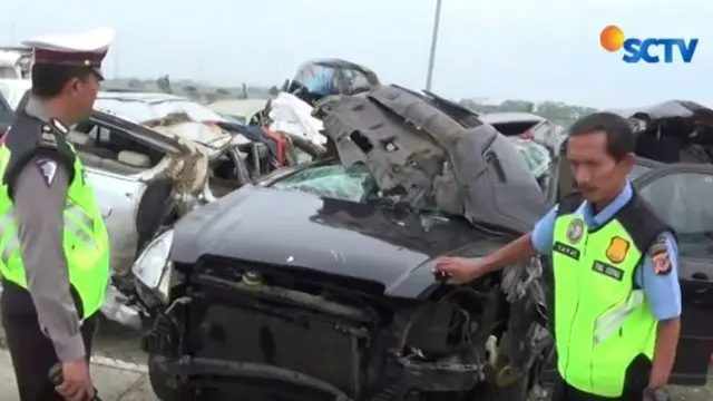 Akibat kehilangan kendali, tiga minibus terlibat kecelakaan di Tol Cipali KM 169, Majalengka, Jawa Barat.